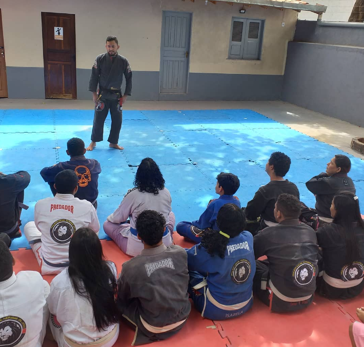 Grupo de pessoas dentro de piscina

Descrição gerada automaticamente