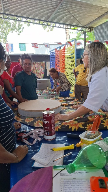 Pessoas sentadas ao redor de uma mesa cheia de comida

Descrição gerada automaticamente