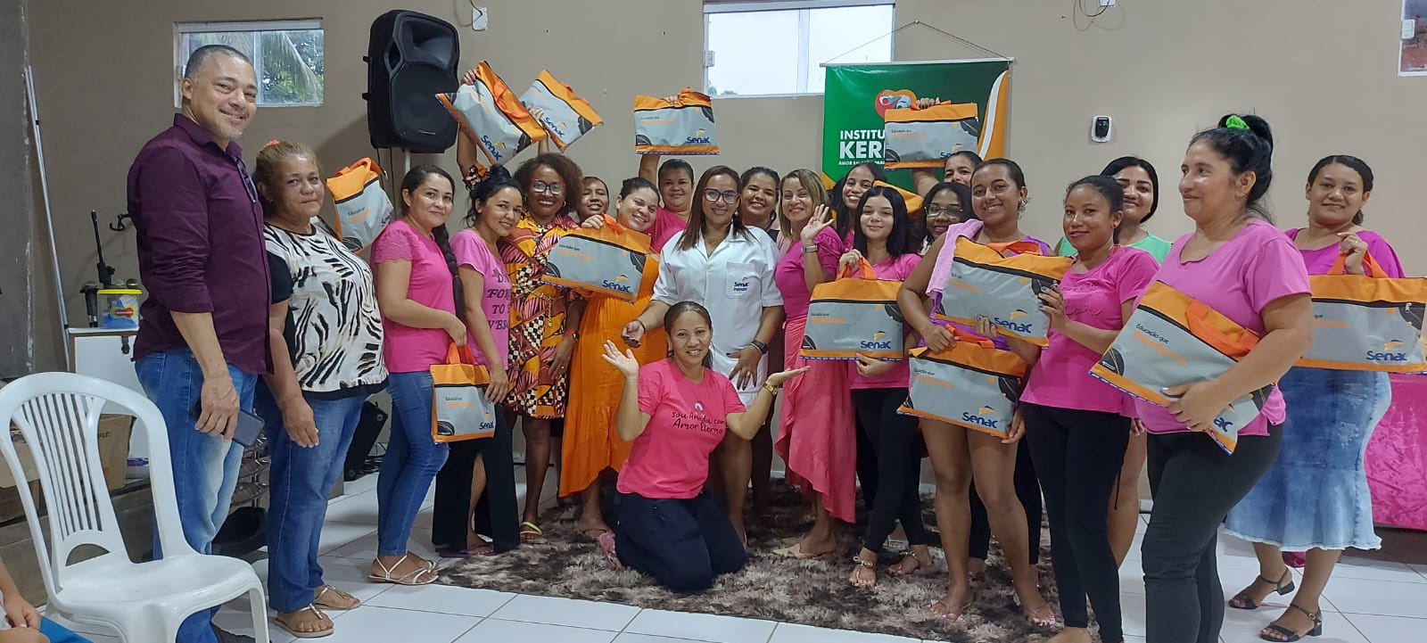 Grupo de pessoas posando para foto com criança

Descrição gerada automaticamente